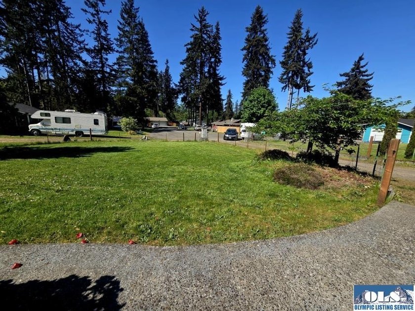 Space and natural light abound in this beautifully maintained - photo 33