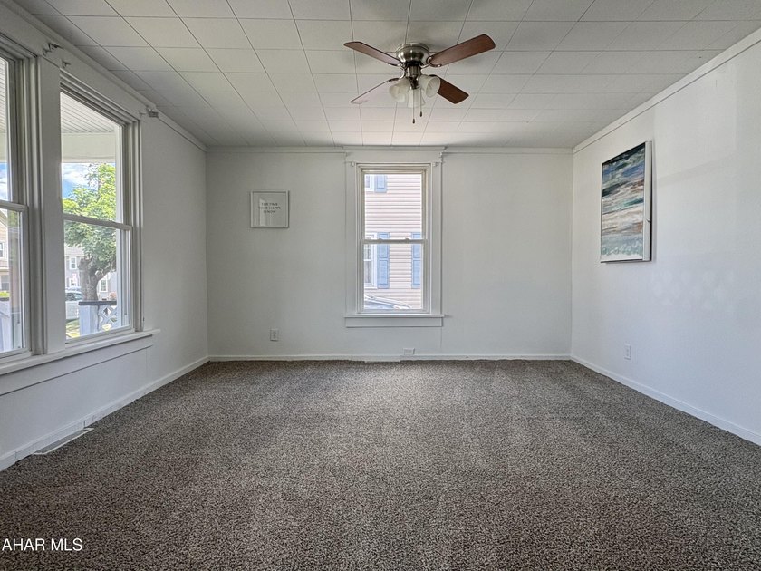 Welcome to this spacious and inviting home located on a quiet - photo 11