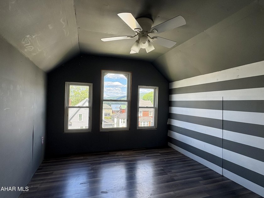 Welcome to this spacious and inviting home located on a quiet - photo 17