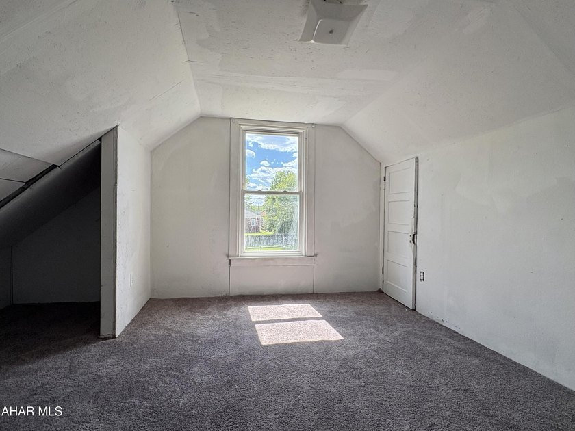 Welcome to this spacious and inviting home located on a quiet - photo 18