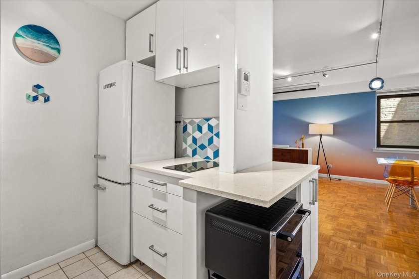 Beautifully Renovated Studio With Great Space, &amp; Open View at an - photo 5