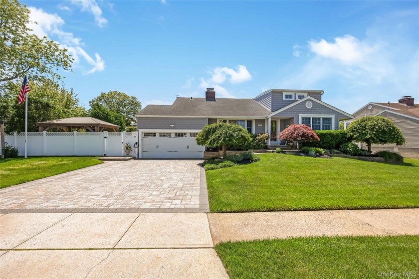 Welcome to Nassau Shores in Massapequa! This beautifully - photo 8