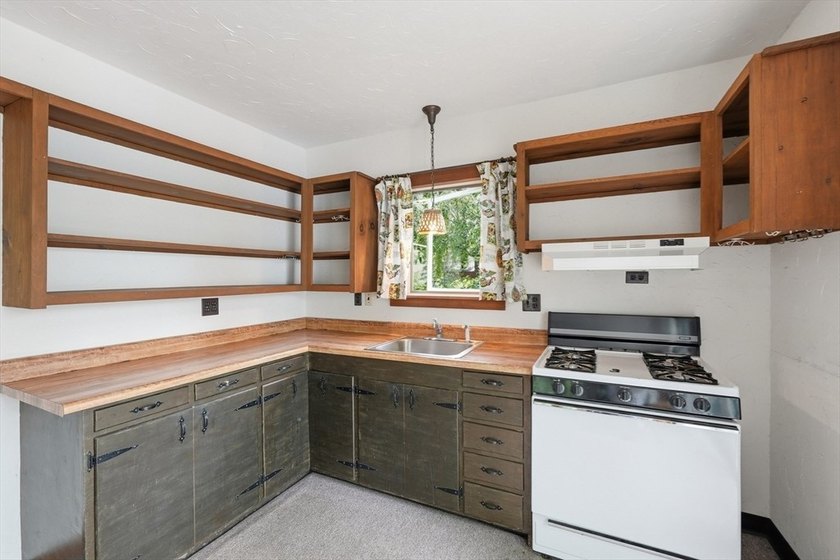 OFFER DEADLINE MONDAY 5PM. WATERFRONT RETREAT ON STILES - photo 17