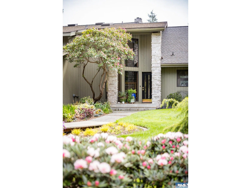 This is a home you feel the moment you enter, architecturally - photo 34