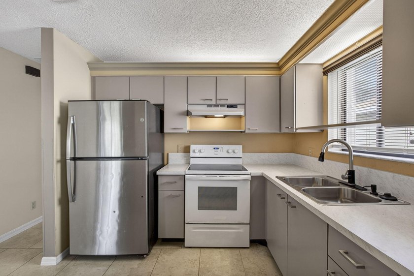 Welcome to this beautifully maintained 2-bedroom, 2-bath - photo 11