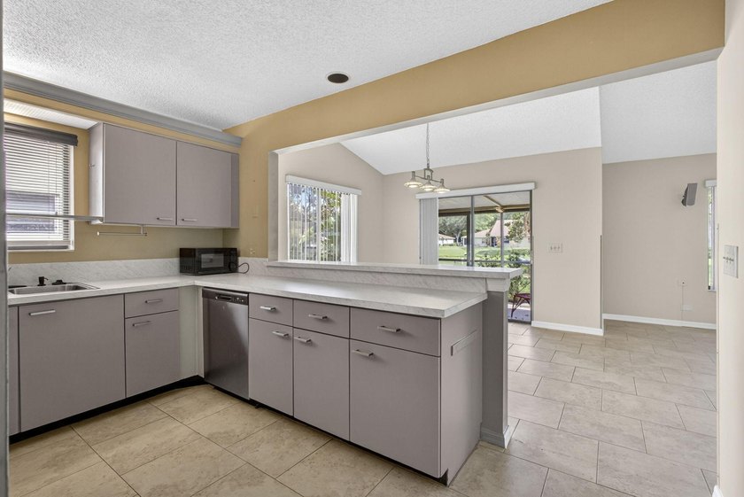 Welcome to this beautifully maintained 2-bedroom, 2-bath - photo 12