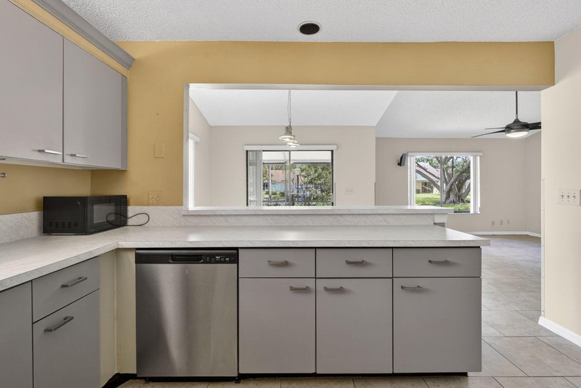 Welcome to this beautifully maintained 2-bedroom, 2-bath - photo 15