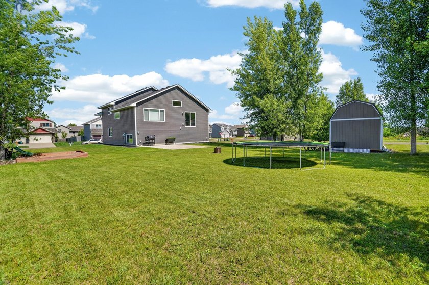 This one has the most beautiful kitchen with solid surface - photo 15