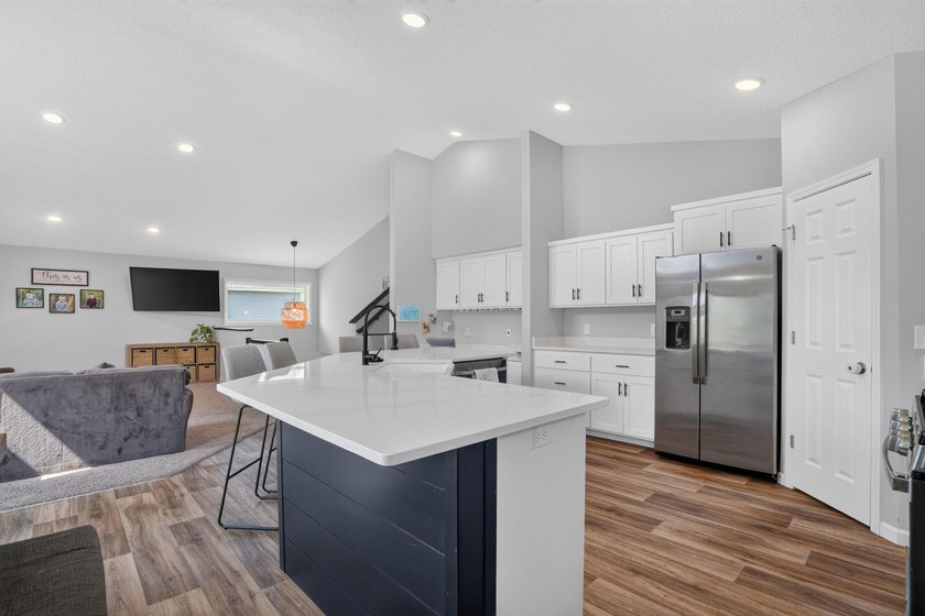 This one has the most beautiful kitchen with solid surface - photo 20