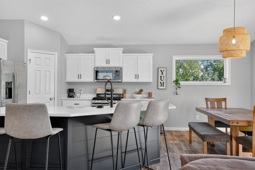 This one has the most beautiful kitchen with solid surface - photo 21
