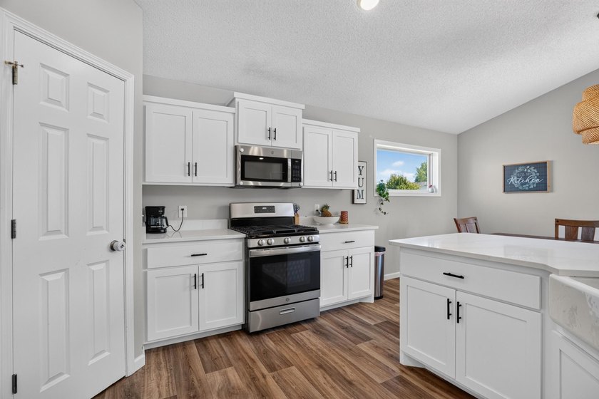 This one has the most beautiful kitchen with solid surface - photo 22