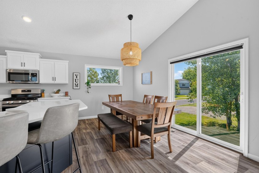This one has the most beautiful kitchen with solid surface - photo 25