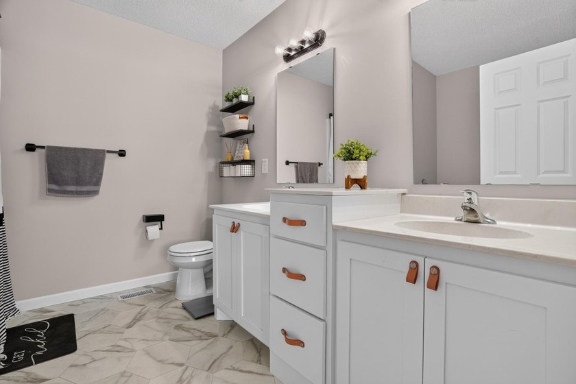 This one has the most beautiful kitchen with solid surface - photo 41