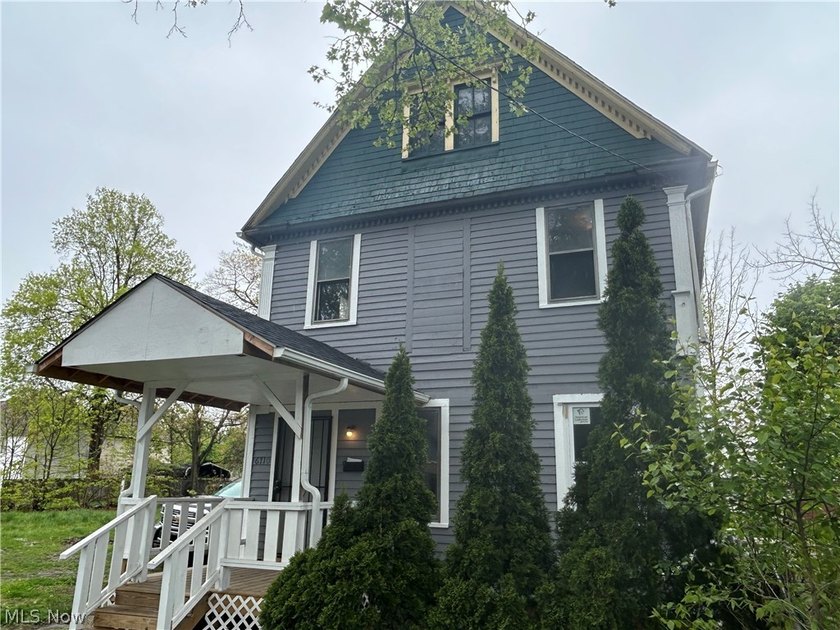 Welcome to this phenomenal triplex and duplex located on the - photo 2