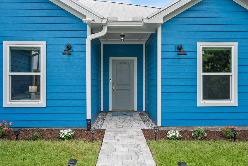 Cute and coastal! Built in 2018 and lovingly maintained by its - photo 3
