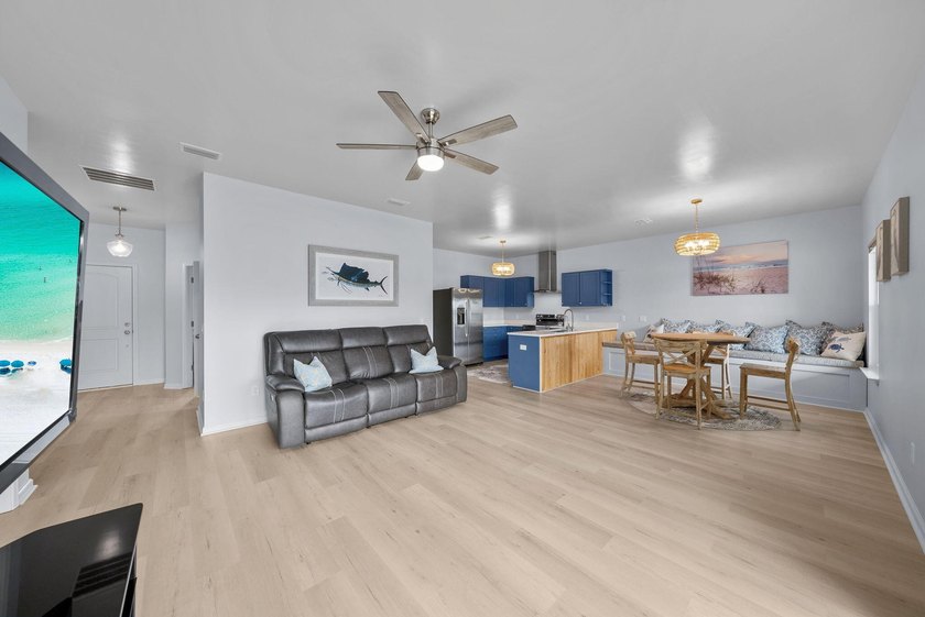 Cute and coastal! Built in 2018 and lovingly maintained by its - photo 4