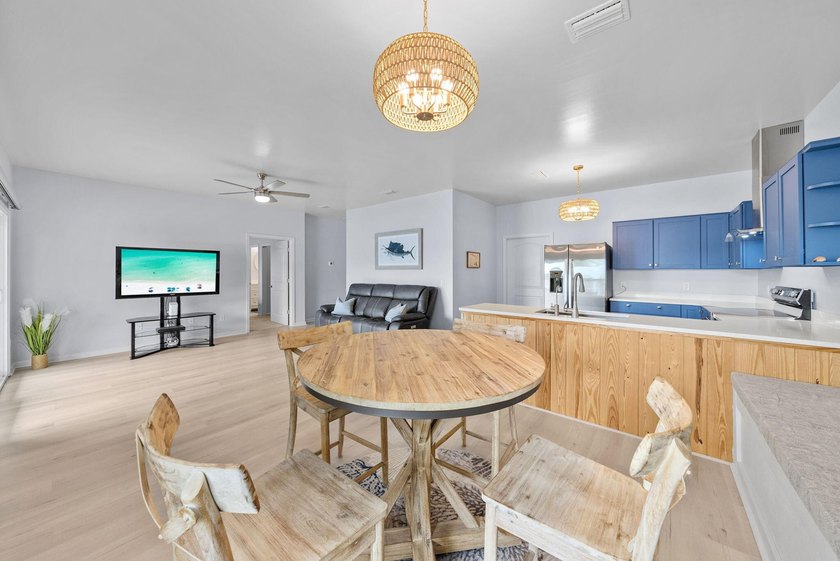 Cute and coastal! Built in 2018 and lovingly maintained by its - photo 7