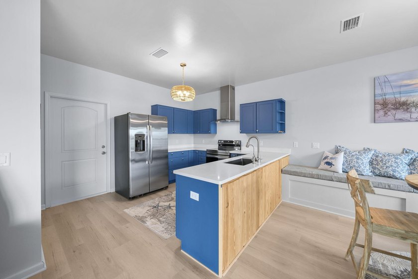 Cute and coastal! Built in 2018 and lovingly maintained by its - photo 9