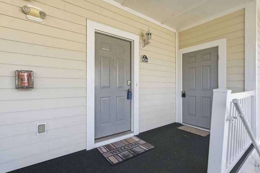 Beautiful and updated light bright third floor end unit in one - photo 2