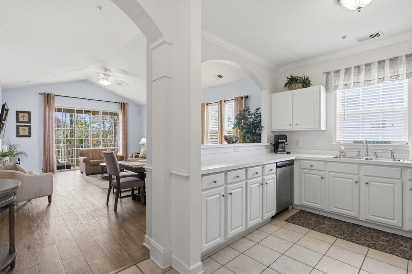 Beautiful and updated light bright third floor end unit in one - photo 4