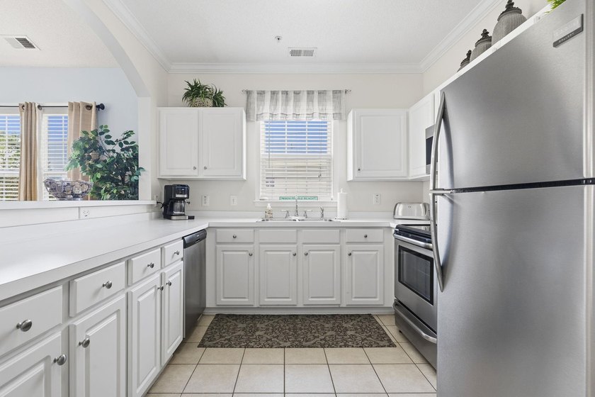 Beautiful and updated light bright third floor end unit in one - photo 6