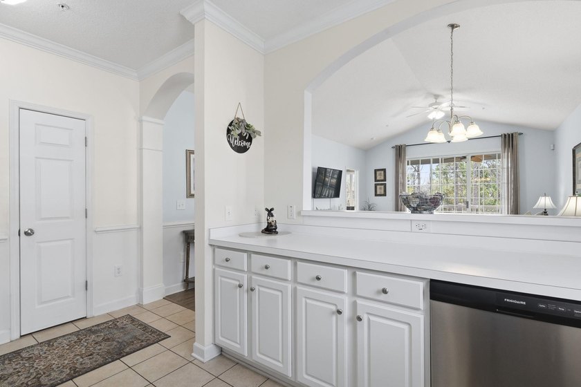 Beautiful and updated light bright third floor end unit in one - photo 8