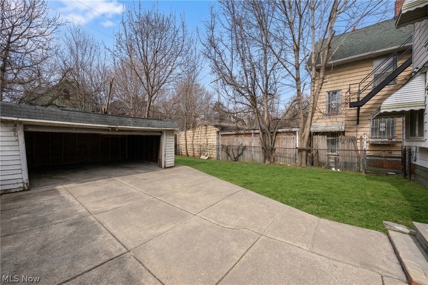Welcome home to this recently updated Colonial conveniently - photo 19