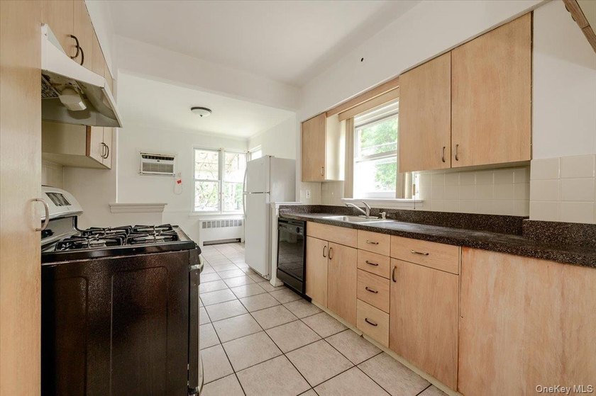 Welcome to this beautifully maintained all-brick multi-family - photo 9