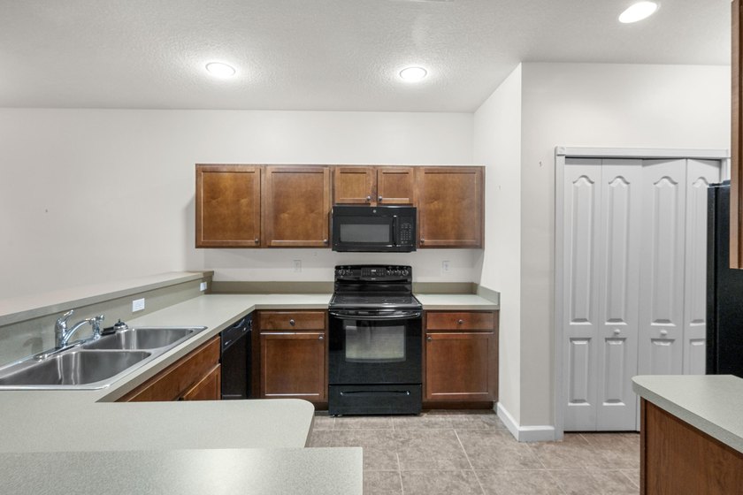 This River Oaks townhome has over 1,900 feet of living area! - photo 2