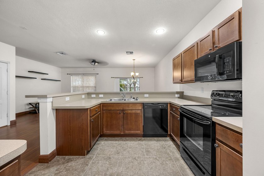 This River Oaks townhome has over 1,900 feet of living area! - photo 3