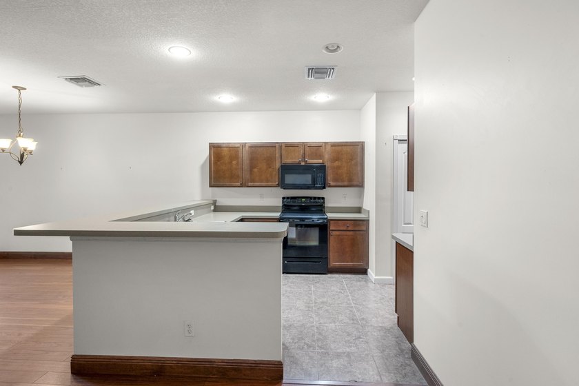 This River Oaks townhome has over 1,900 feet of living area! - photo 9