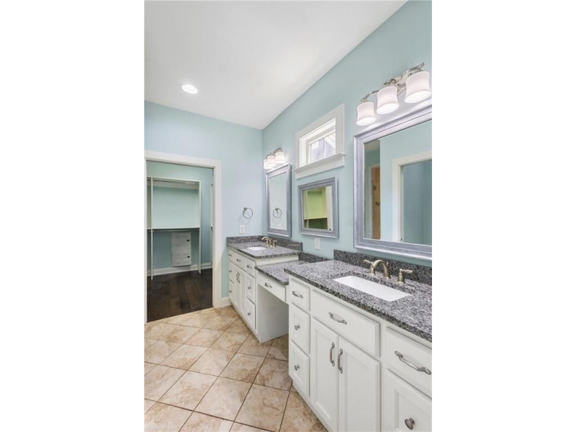 Charming single-story cottage located in the highly desirable - photo 20