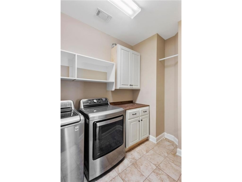 Charming single-story cottage located in the highly desirable - photo 25
