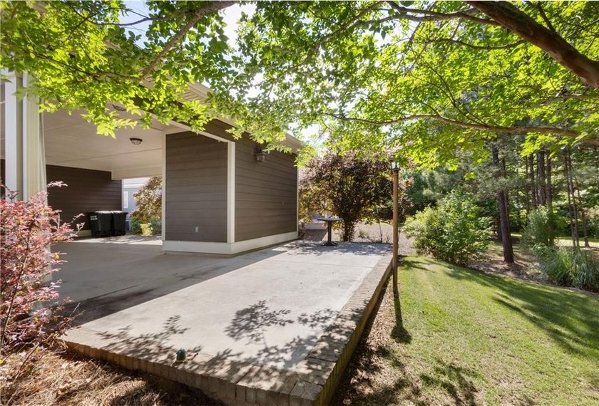 Charming single-story cottage located in the highly desirable - photo 31