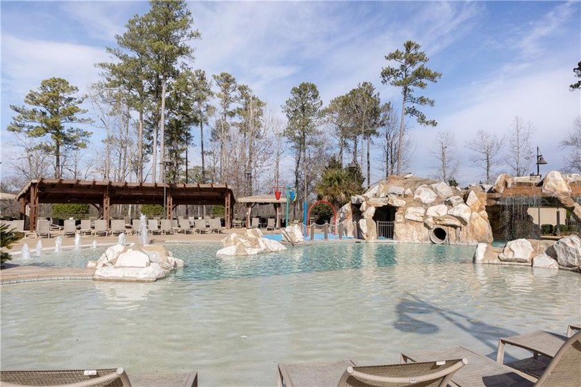 Charming single-story cottage located in the highly desirable - photo 36
