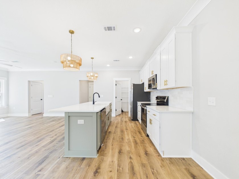Welcome to 316 Boxer Ave in Niceville! This beautiful two-story - photo 3