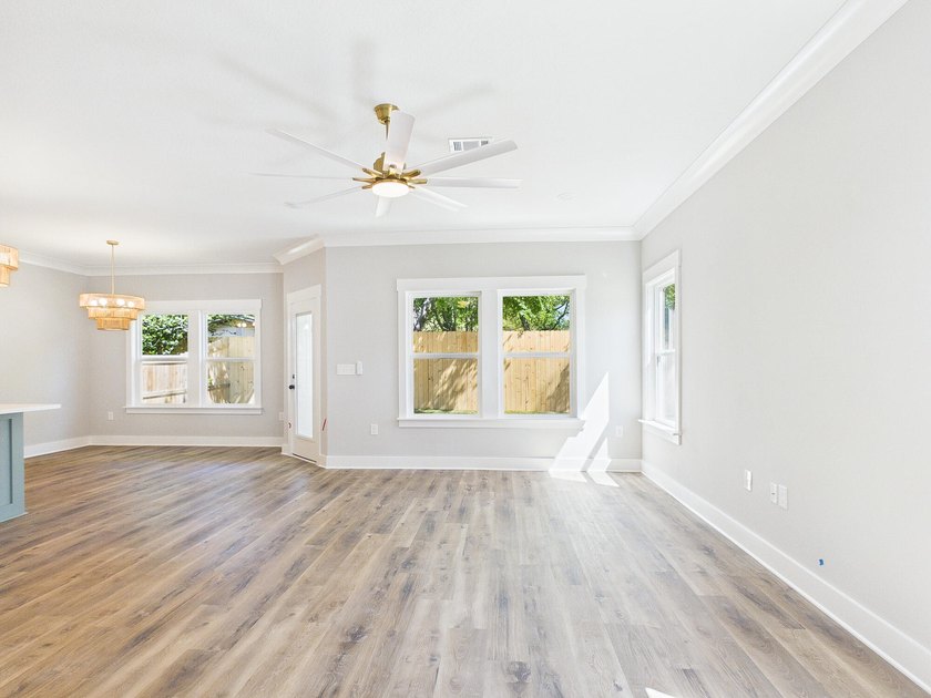 Welcome to 316 Boxer Ave in Niceville! This beautiful two-story - photo 4