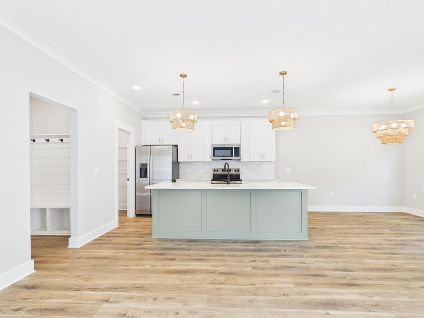 Welcome to 316 Boxer Ave in Niceville! This beautiful two-story - photo 8