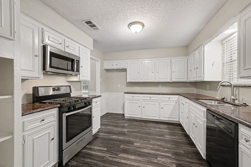Charming one-story home located in the heart of Richardson - photo 7