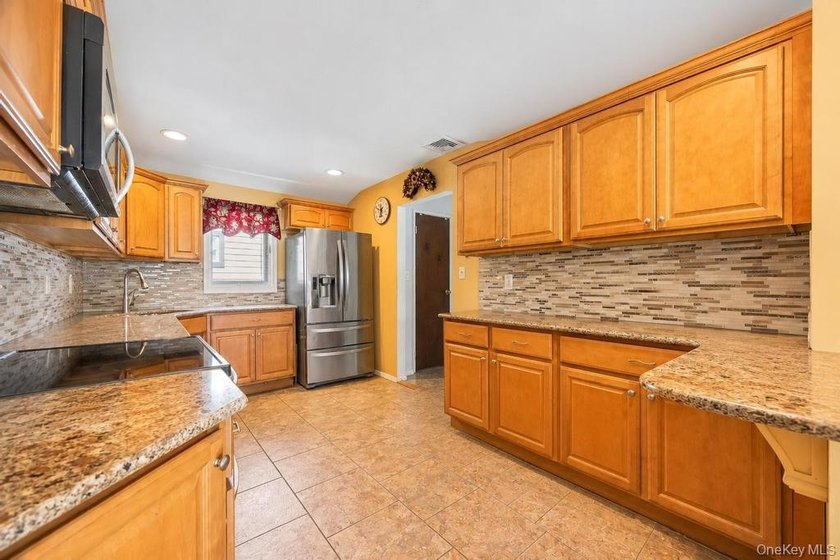 Welcome to 16 E Grove Street in Massapequa - a spacious and - photo 8