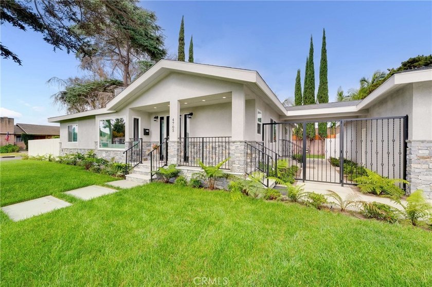 Welcome to this exceptional multi-generational property located - photo 2
