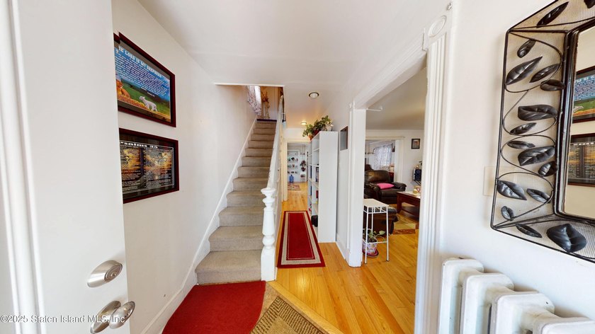 Bring your vision and tools to this detached single-family home - photo 3