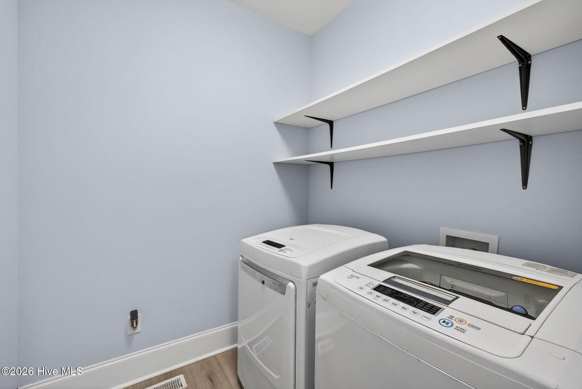 Welcome to this beautifully crafted, move-in ready single-family - photo 22