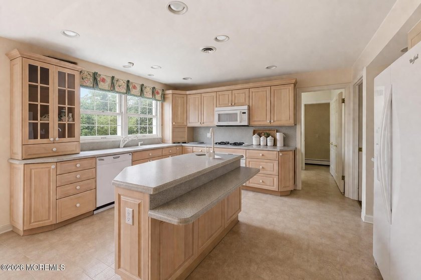 Welcome to this spacious 6-bedroom, 4.5-bath home offering over - photo 17