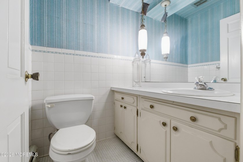 Welcome to this spacious 6-bedroom, 4.5-bath home offering over - photo 19
