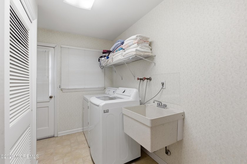 Welcome to this spacious 6-bedroom, 4.5-bath home offering over - photo 20