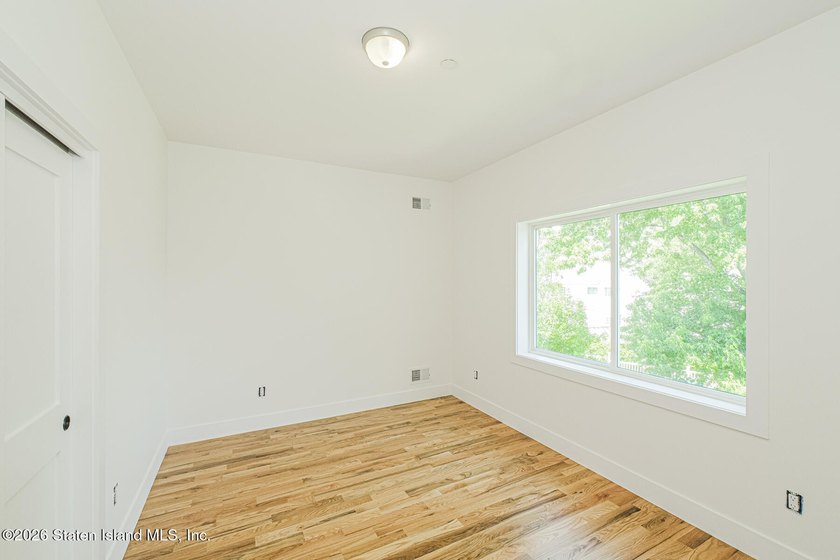 An exceptional new construction semi-detached single-family home - photo 22