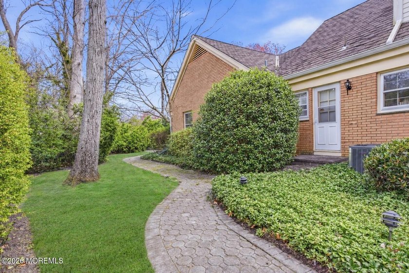 Welcome to this spacious 6-bedroom, 4.5-bath home offering over - photo 29