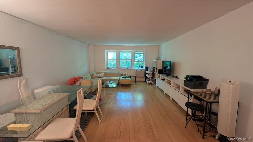 Open floor plan with a dining area and a well-lit living room - photo 5