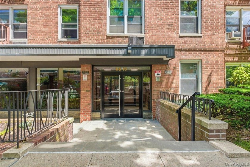 Affordable &amp; Pet-Friendly Forest Hills Coop with Easy Street - photo 2